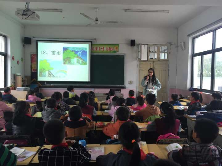 期中考试表彰大会在育才学校操场隆重举行